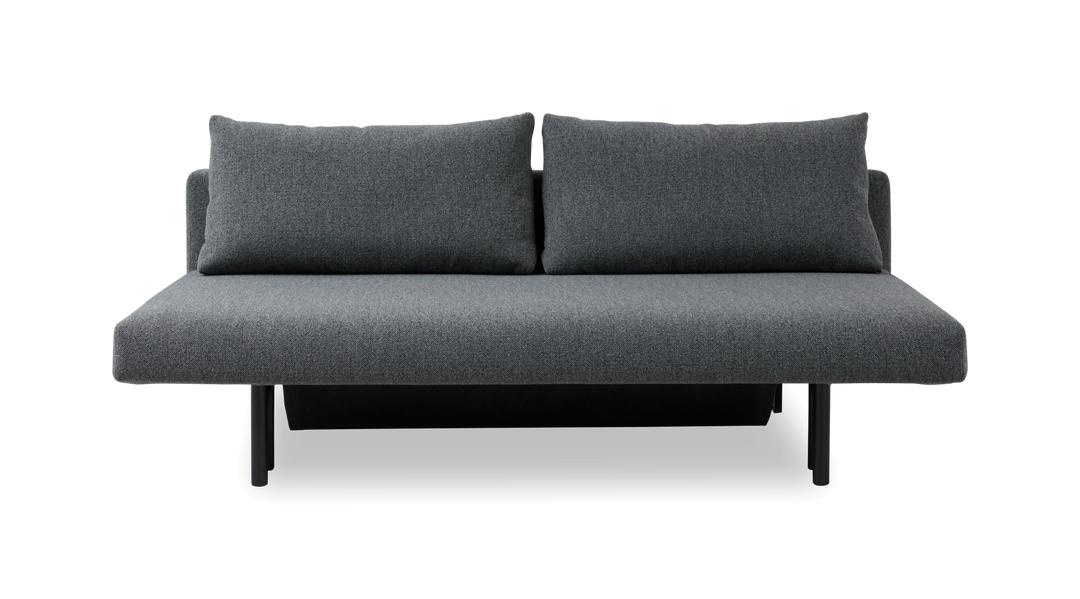 Mørkegrå 2-personers sofa med to rygpuder, fotograferet forfra på hvid baggrund.