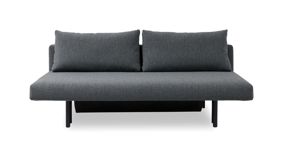 Mørkegrå 2-personers sofa med to rygpuder, fotograferet forfra på hvid baggrund.