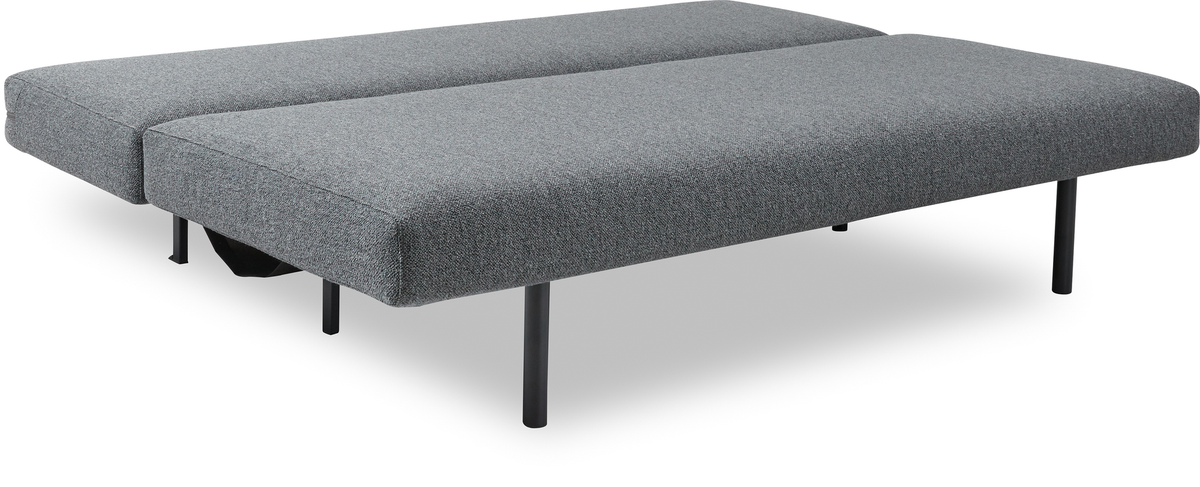 Grå sovesofa i udfoldet sengestilling med sorte metalben, frilagt på hvid baggrund.