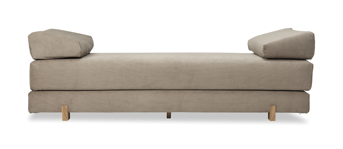 Beige daybed i fløjl med to kileformede puder og træben.