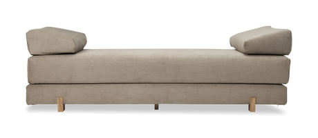 Beige daybed i fløjl med to kileformede puder og træben.