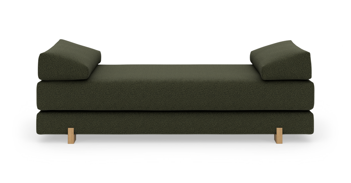 Mørkegrøn daybed med træben, set forfra i studie.