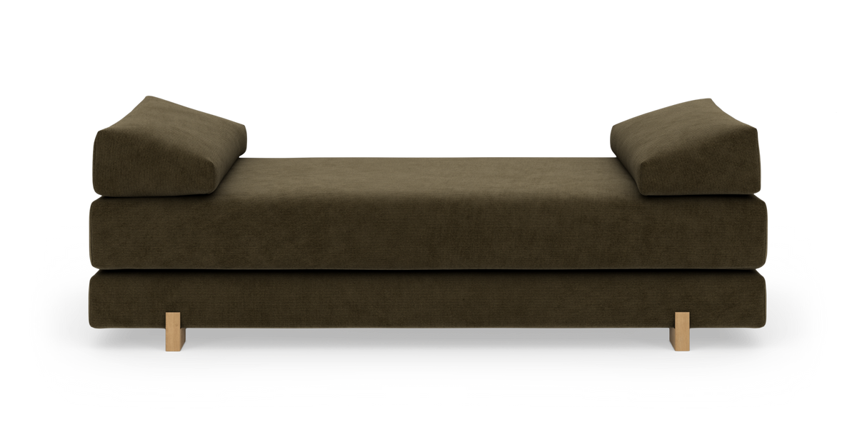 Lav modulsofa/dagseng i mørk olivengrønt stof med lyse træben, frontvisning på hvid baggrund.