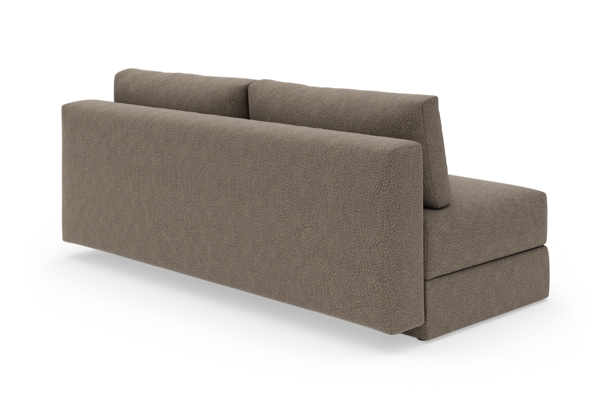 Modulsofa i taupefarvet stof, set bagfra i skrå vinkel på hvid baggrund.