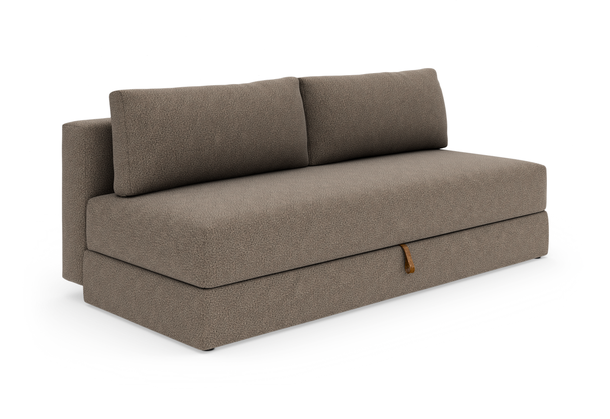 Brunbeige moderne 3-personers sofa i boucléstof med to rygpuder og en lille læderstrop på fronten, frilagt på hvid baggrund.