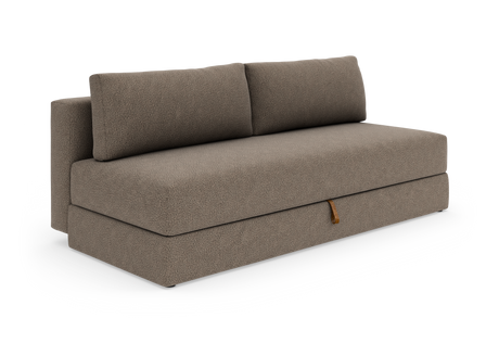 Brunbeige moderne 3-personers sofa i boucléstof med to rygpuder og en lille læderstrop på fronten, frilagt på hvid baggrund.