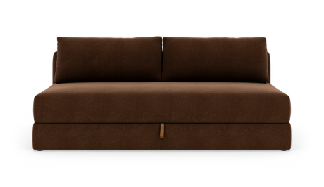 Brun, moderne to-sæders sofa uden armlæn med to ryghynder, frilagt mod hvid baggrund, set lige forfra.