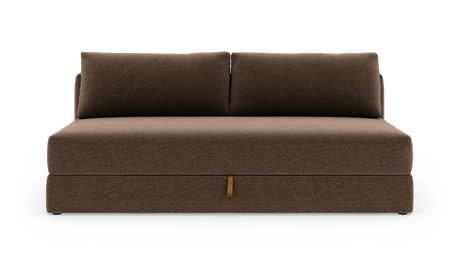 Brun 2-personers sofa i tekstil, frontview, fritstående på hvid studiobaggrund.