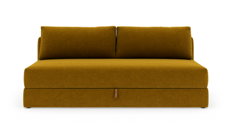 Sennepsgul 2-personers sofa med tykke puder, fritlagt på hvid baggrund, set lige forfra.
