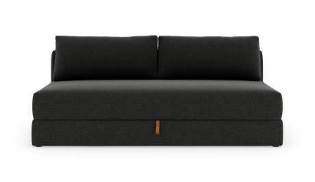Mørkegrå armløs 2-personers sofa i front, isoleret på hvid baggrund.
