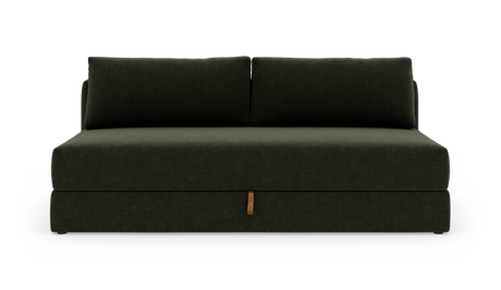 Mørkegrøn 2-personers sofa med rene linjer og to rygpuder, fotograferet lige forfra på hvid baggrund.