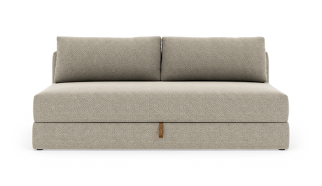 Beige to-personers sofa i bouclé-lignende stof, fotograferet forfra mod hvid studiobaggrund.