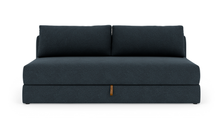 Mørkeblå to-personers sofa i studiemiljø set lige forfra.