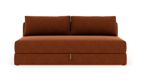 Forfra af en rustfarvet, armløs to-personers sofa med to ryghynder og lav profil i bouclé-lignende stof, med lille strop på underdelen, frilagt på hvid baggrund.