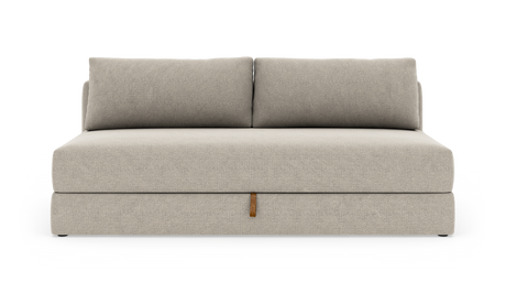 Beigefarvet to-personers sofa med to ryghynder, lav og lige siddehynde, fotograferet forfra mod hvid studiebaggrund.