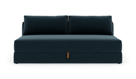 Mørkeblå, moderne 2-personers sofa uden armlæn med to ryghynder og en lille læderstrop foran, frilagt på hvid baggrund.