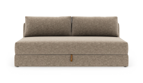 Beige 2-personers sofa med to ryghynder, frontvisning i studiemiljø på hvid baggrund, med en lille læderstrop midt på fronten.