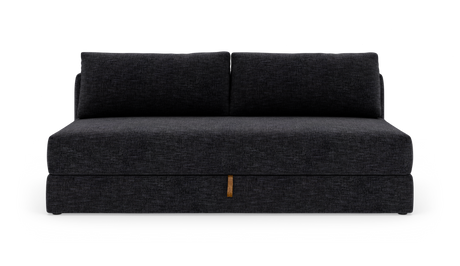 Mørkegrå stofsofa set forfra mod hvid baggrund.