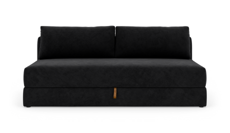 Sort to-personers sofa med tykke hynder, fotograferet lige forfra mod hvid baggrund.