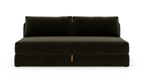 Mørkegrøn 2-personers sofa med rene linjer og to ryghynder, fotograferet forfra mod hvid studiobaggrund.