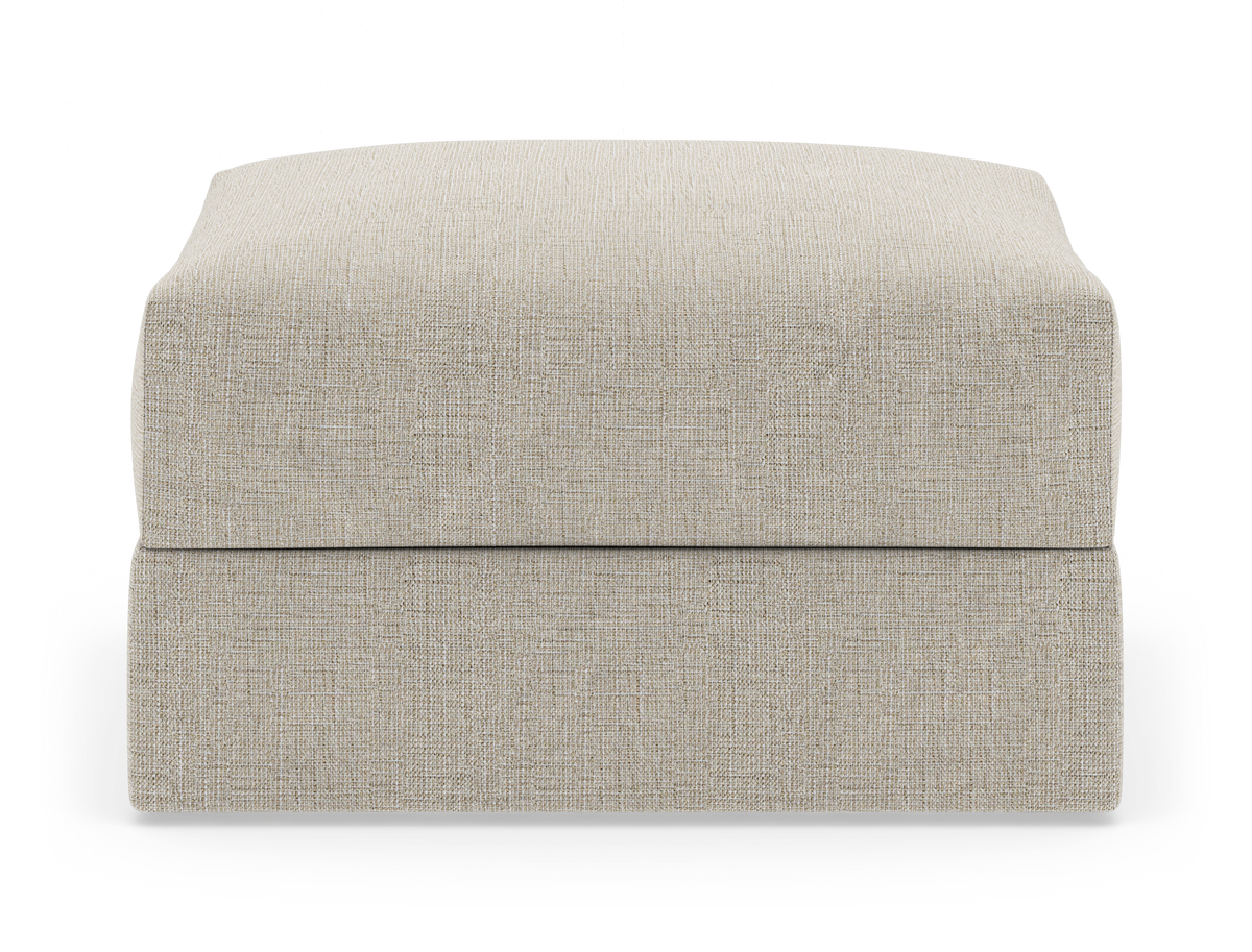 Beige stofbetrukket puf/ottoman i rektangulær form, frontvisning mod hvid baggrund.