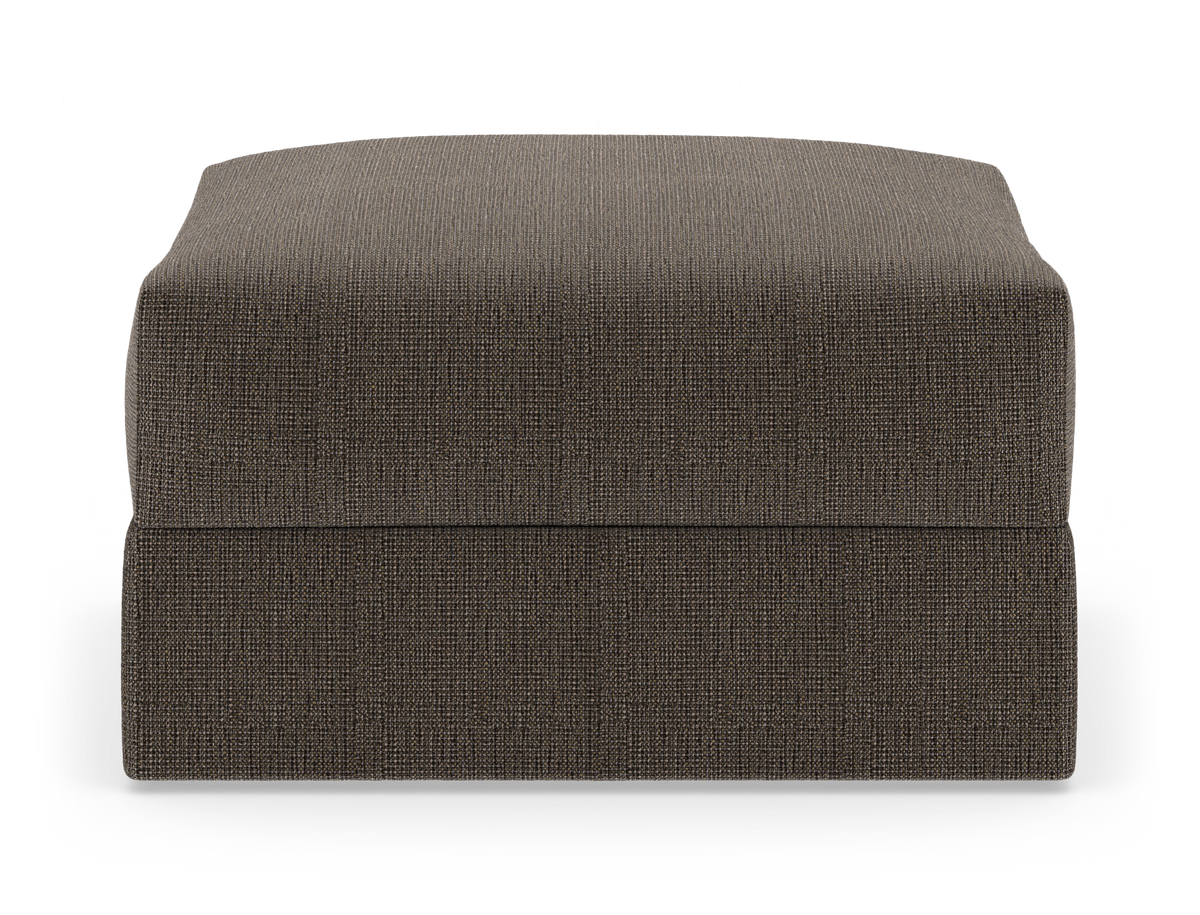 Brun stofpuf/ottoman i enkel, firkantet design, frilagt på hvid baggrund.