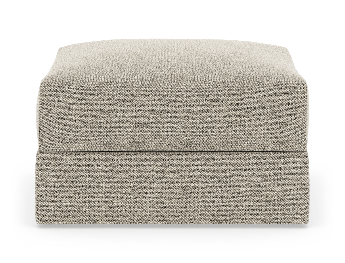 Beige kvadratisk puf/ottoman i tekstil, frilagt på hvid baggrund.