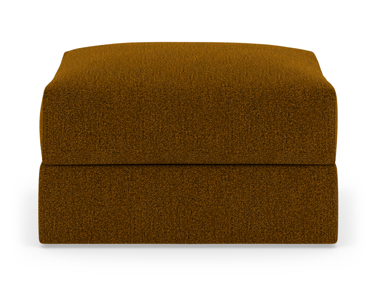 Kvadratisk puff/ottoman i sennepsgul tekstil, frilagt på hvid baggrund, frontvisning.