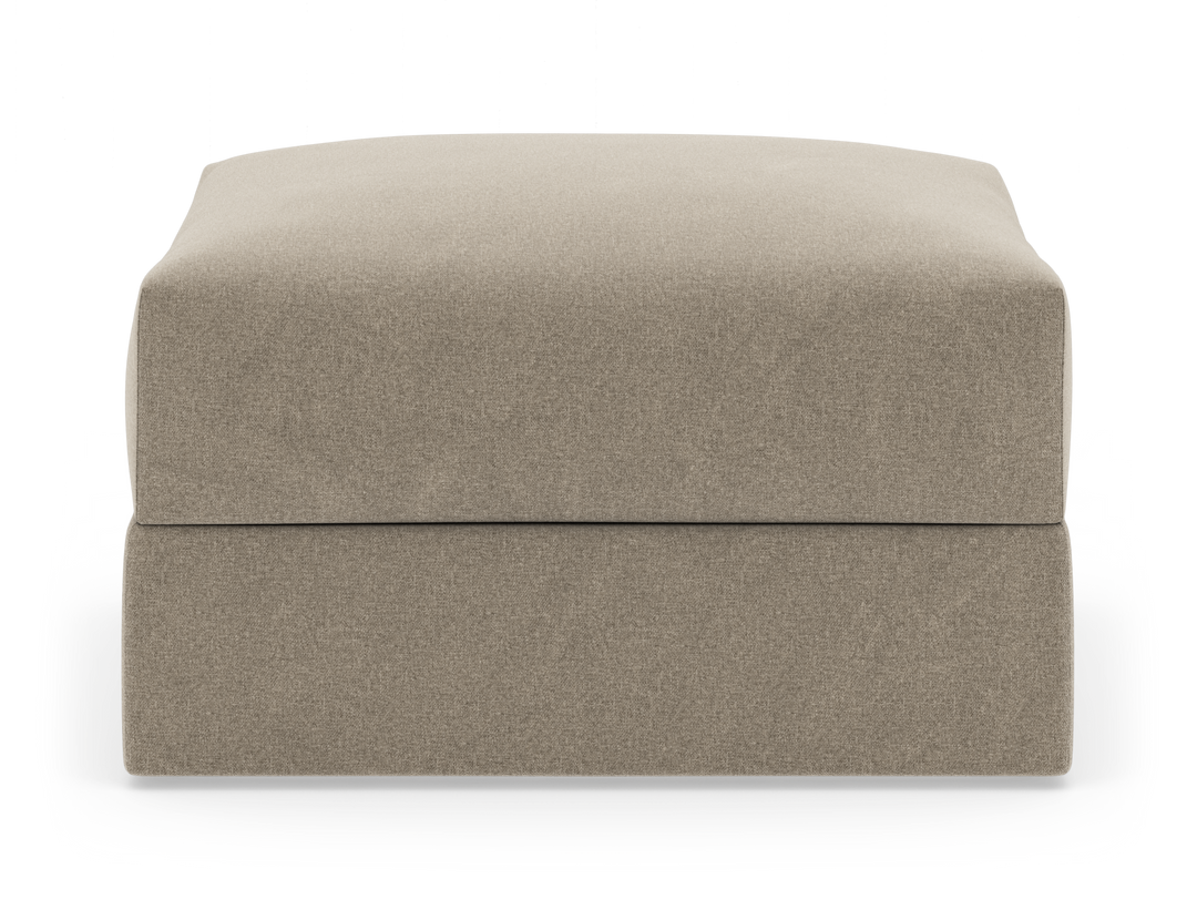 Beige rektangulær puf i stof, frilagt på hvid baggrund.