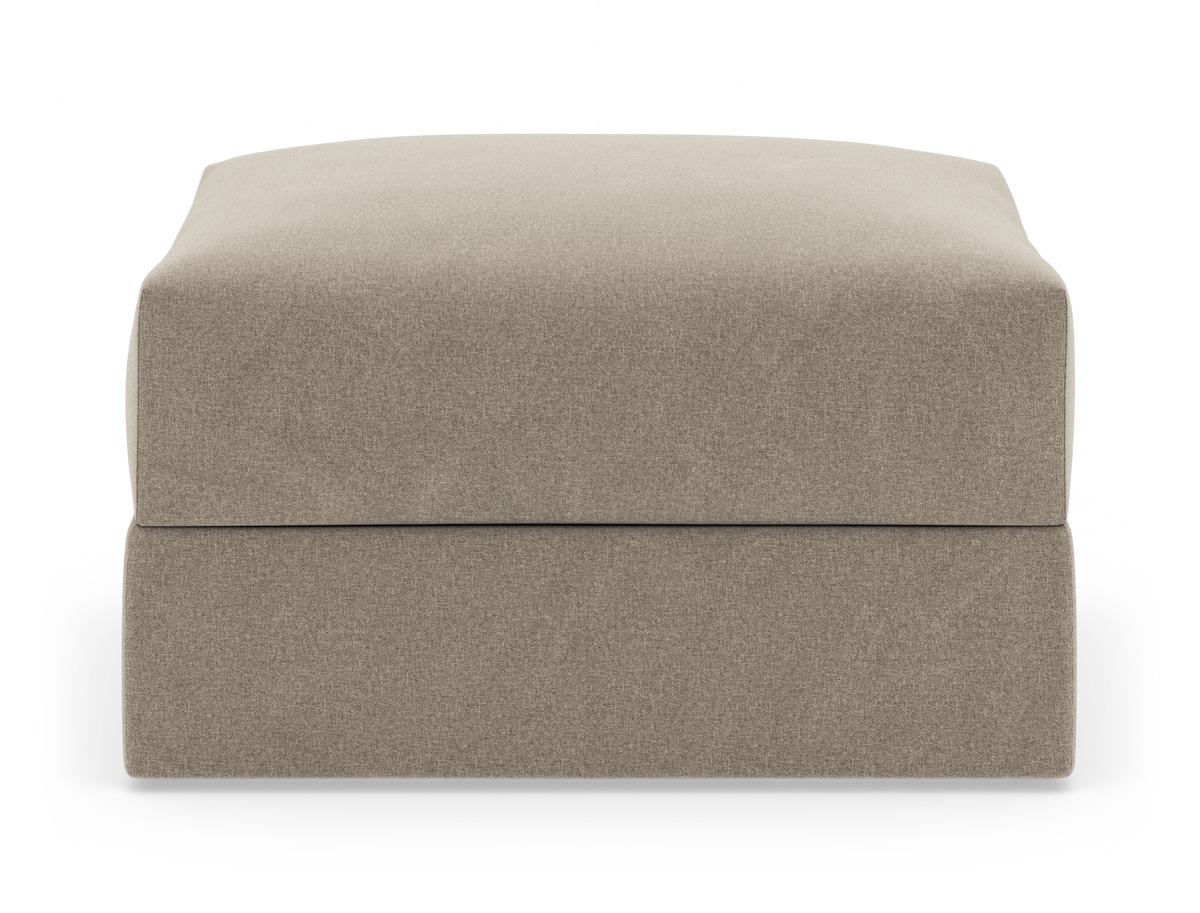 Beige rektangulær puf i stof, frilagt på hvid baggrund.