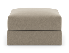 Beige rektangulær puf i stof, frilagt på hvid baggrund.
