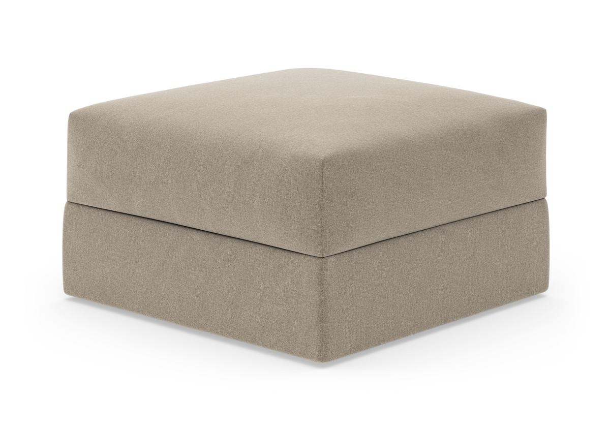 Beige kvadratisk puf i stof, frilagt produktbillede på hvid baggrund.