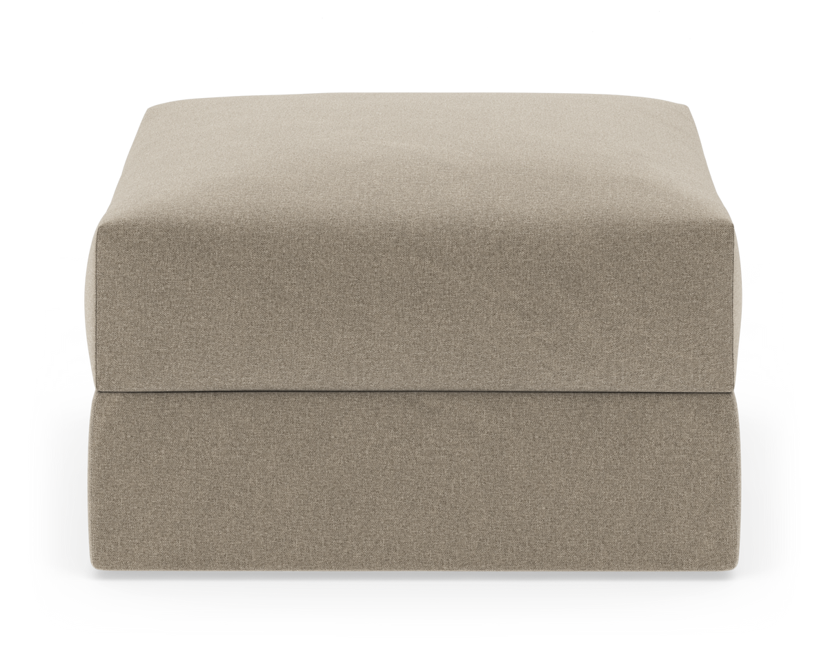 Beige stofbetrukket firkantet puf set forfra på hvid baggrund.
