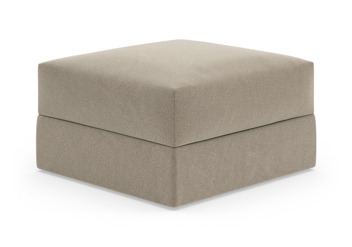 Beige kvadratisk puff/ottoman i stof på hvid baggrund med enkelt, moderne design.