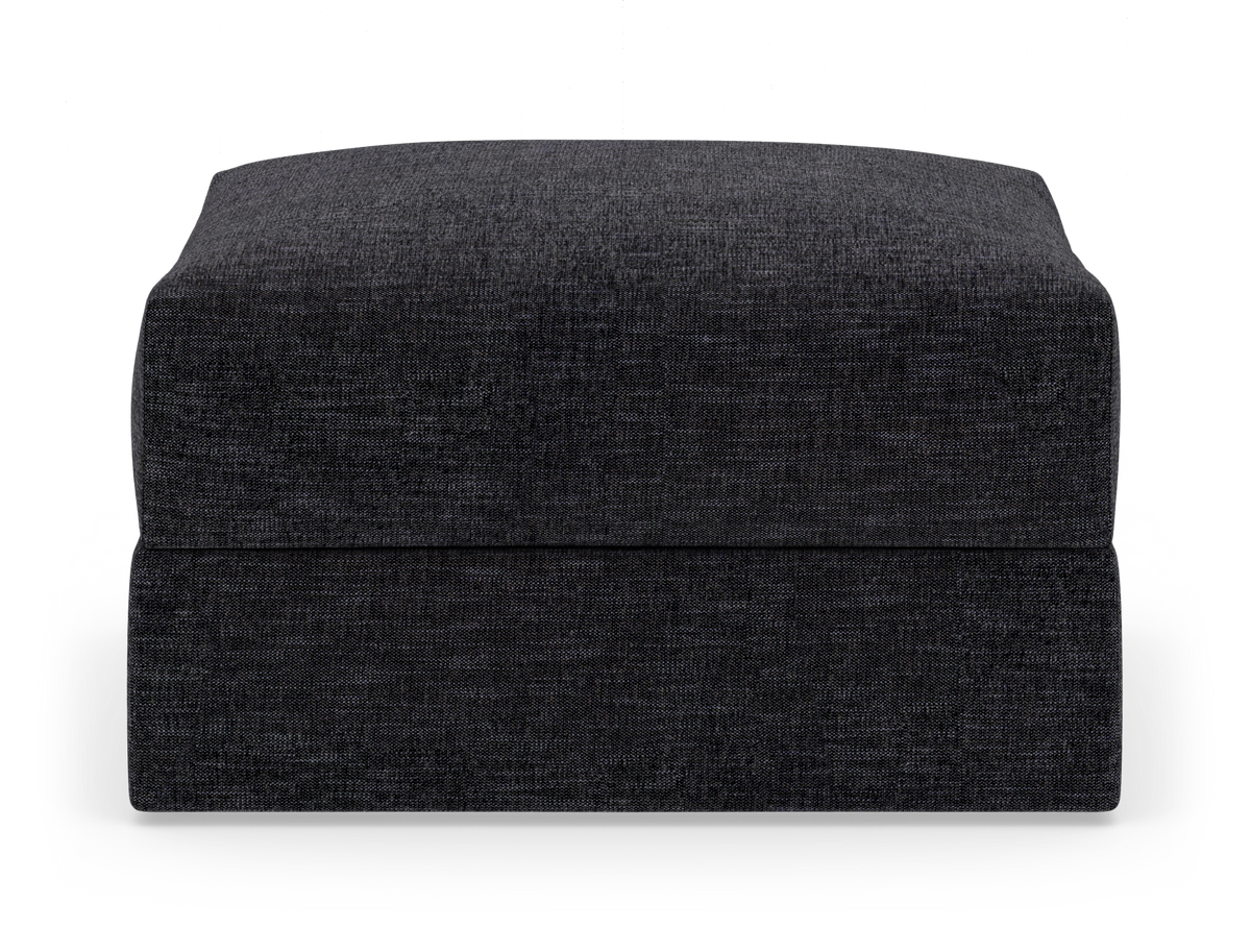 Mørkegrå stofpuf/ottoman med blødt, kvadratisk design på hvid studiebaggrund.