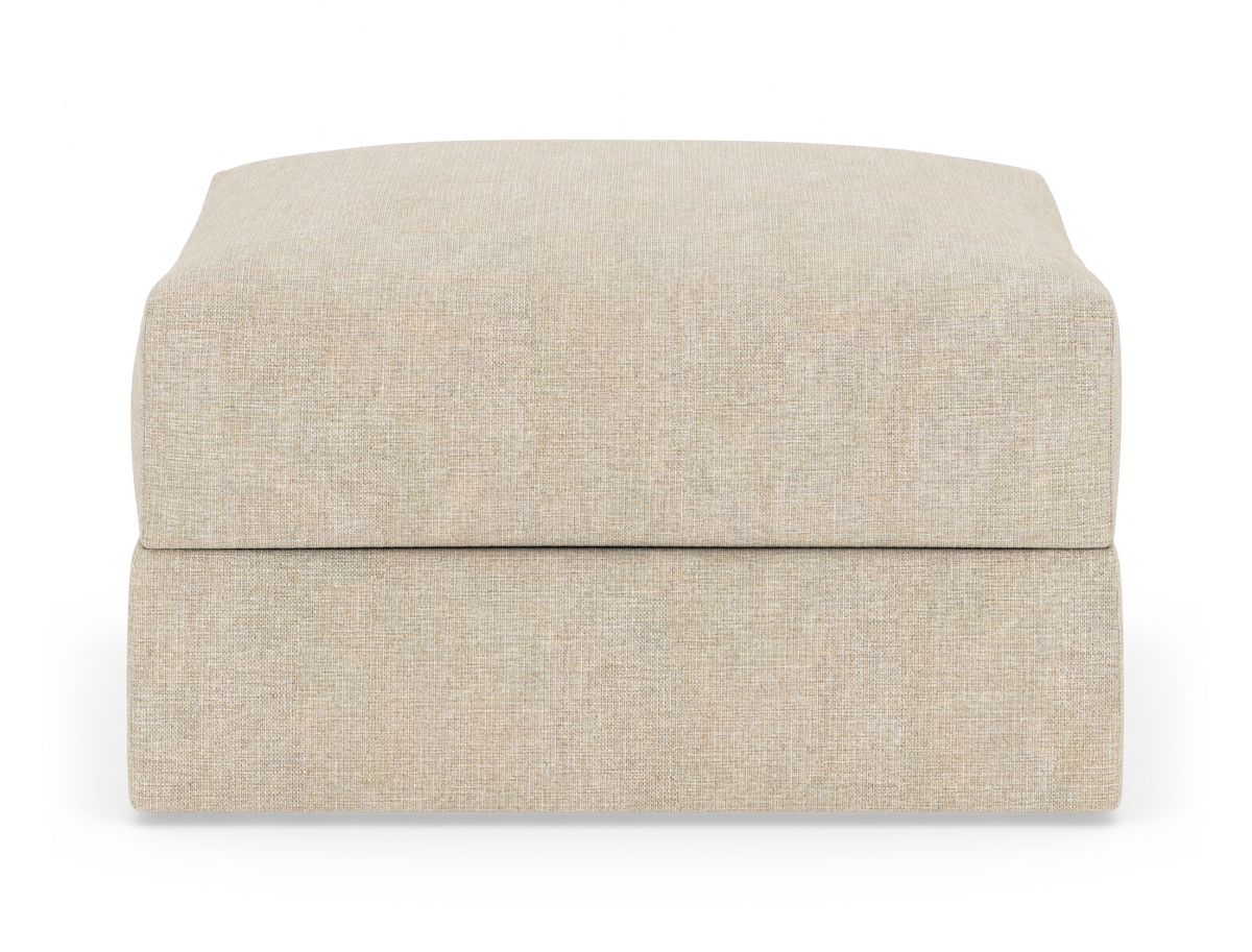Beige kvadratisk puff/ottoman med blød top, fotograferet lige forfra på hvid baggrund.