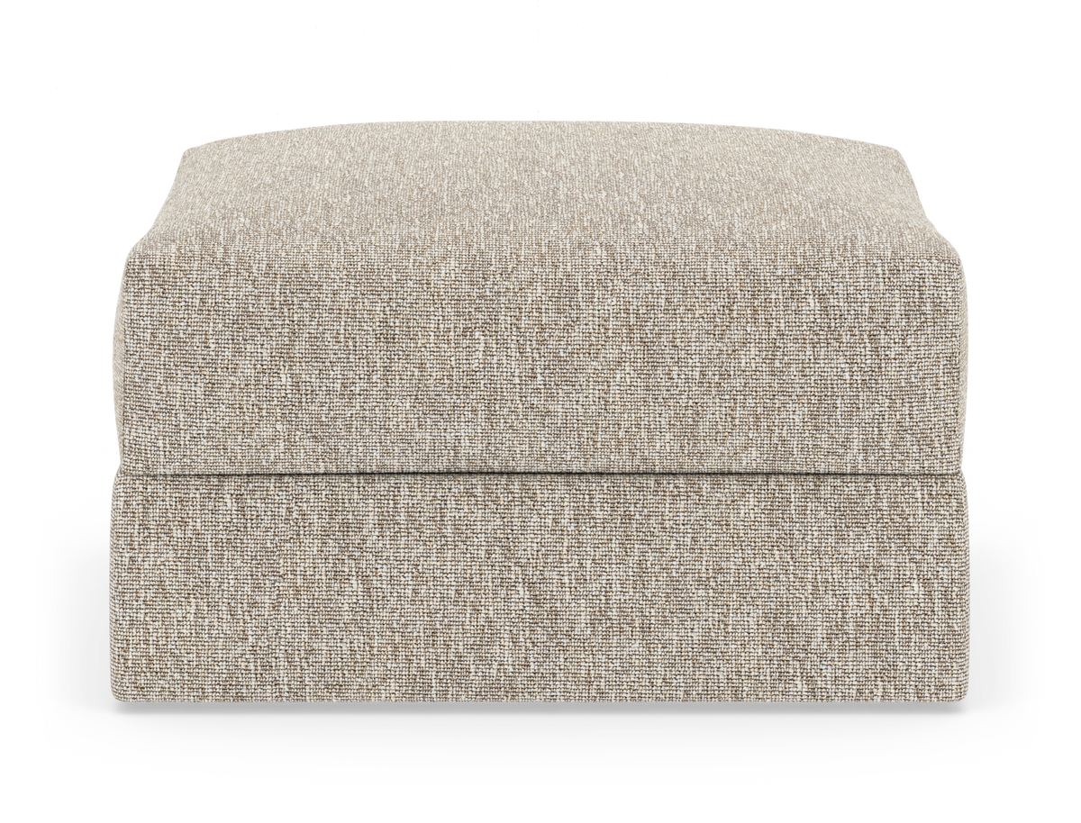 Beige, firkantet fodskammel/ottoman i tekstureret stof, fotograferet forfra på hvid baggrund.