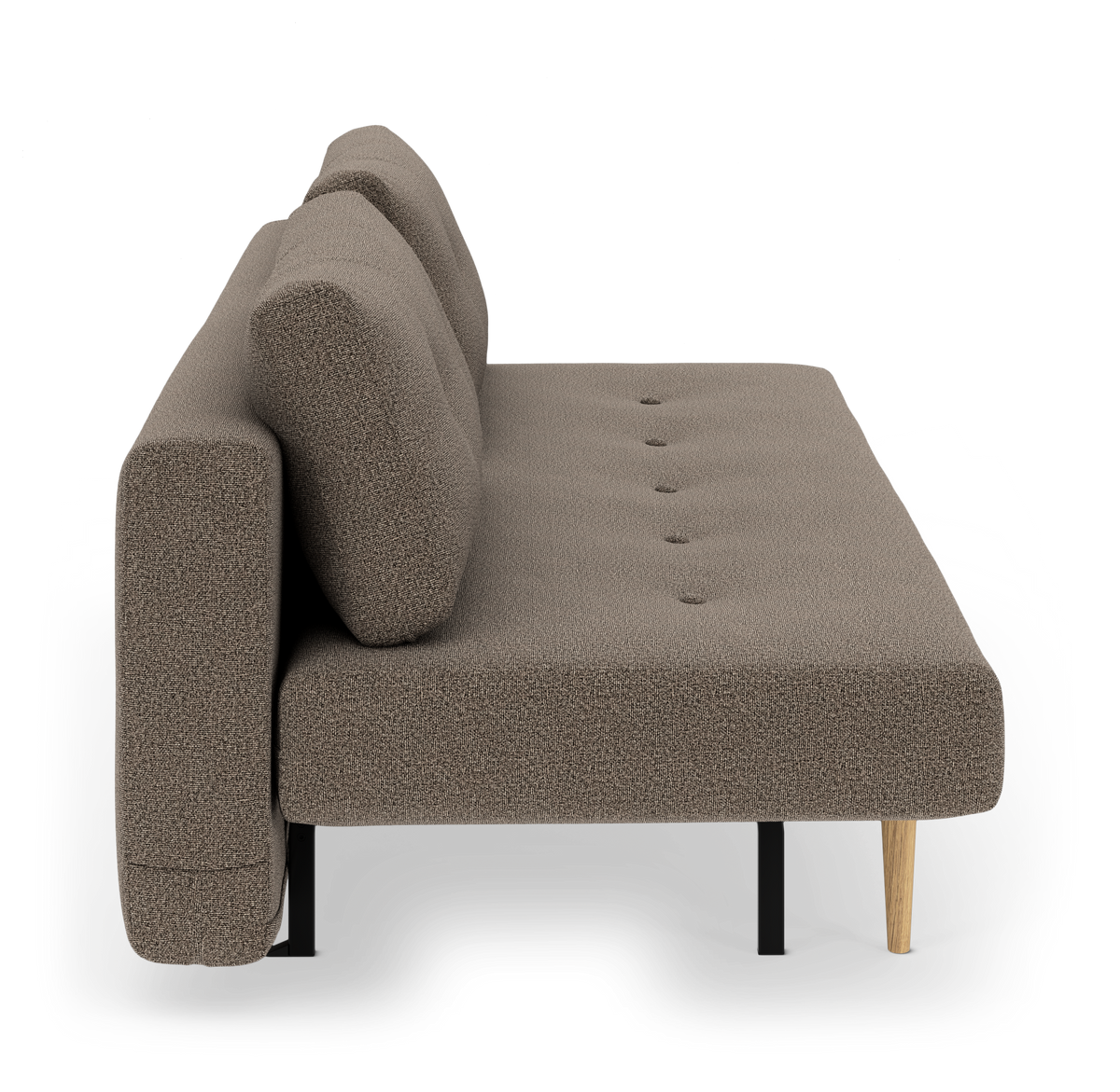 Brun sofa set fra siden med knapdetaljer og mix af sort metalben og lyst træben, frilagt på hvid baggrund.