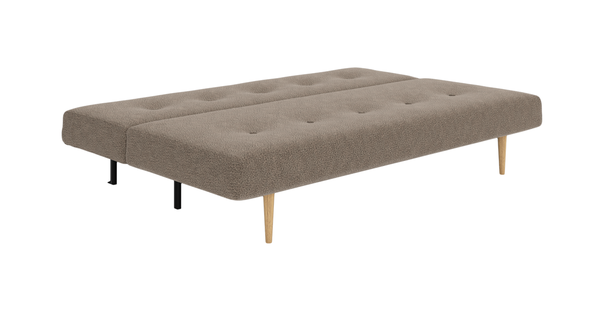 Beige daybed/bænk i bouclé med knap-tuftet sæde og koniske træben samt sorte støtteben, frilagt på hvid baggrund.