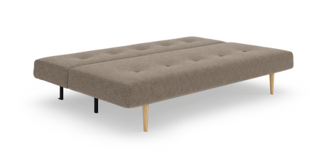 Beige sovesofa/daybed i stof med knapstikninger og koniske træben samt sorte støtteben, frilagt produktbillede i skrå frontvinkel.