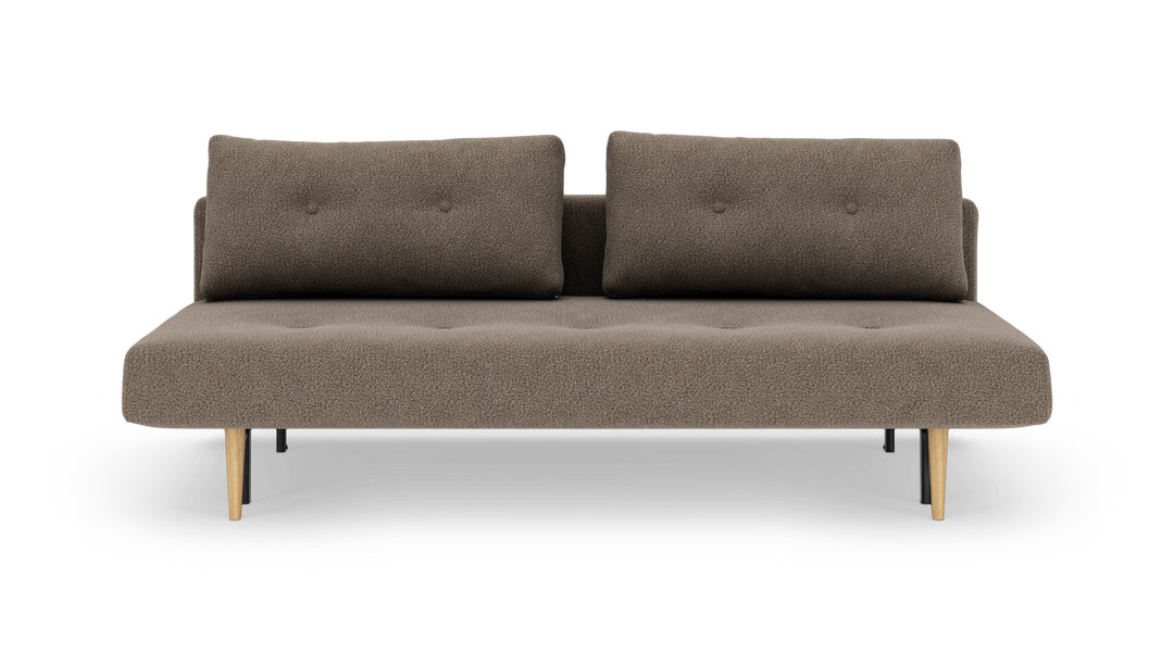 Brun tosædet sofa med to ryghynder og koniske træben, frilagt på hvid baggrund.