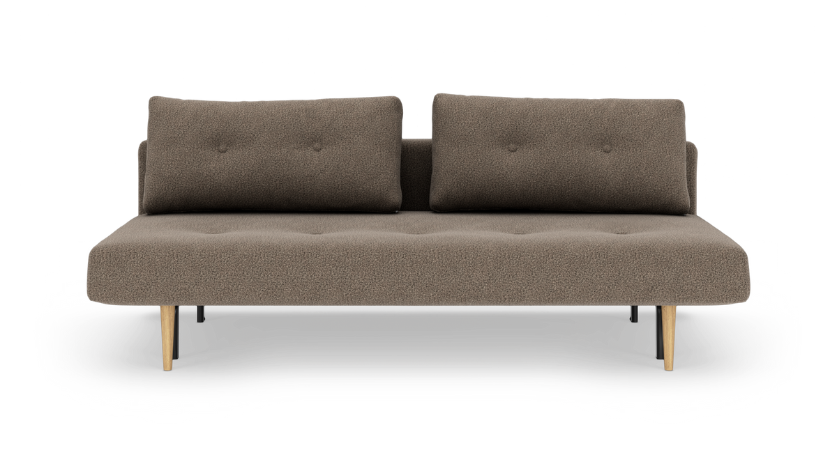 Brun tosædet sofa med to ryghynder og koniske træben, frilagt på hvid baggrund.