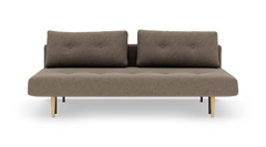 Brun tosædet sofa med to ryghynder og koniske træben, frilagt på hvid baggrund.