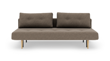 Brun tosædet sofa med to ryghynder og koniske træben, frilagt på hvid baggrund.
