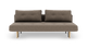 Brun tosædet sofa med to ryghynder og koniske træben, frilagt på hvid baggrund.