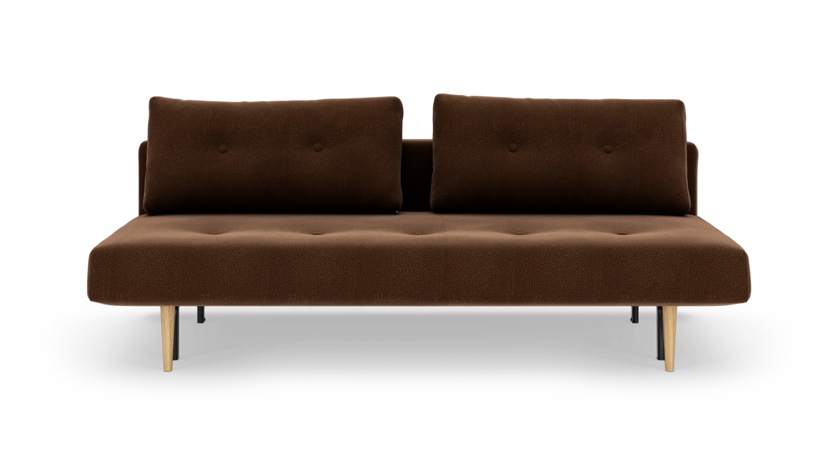 Brun 2-personers sofa med løse ryghynder og træben, fritlagt på hvid baggrund i frontvisning.