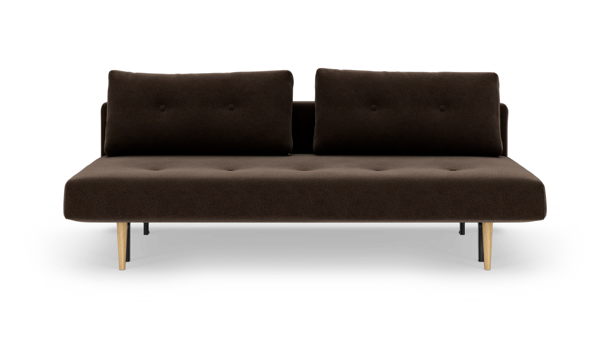 Mørkebrun moderne sofa med to ryghynder og koniske træben, set forfra på hvid baggrund.