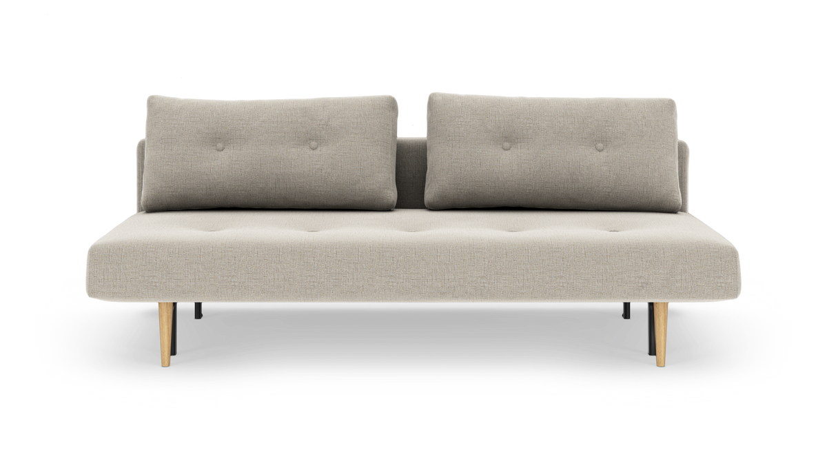 Beige 2-personers sofa med løse ryghynder og træben, frilagt på hvid baggrund.