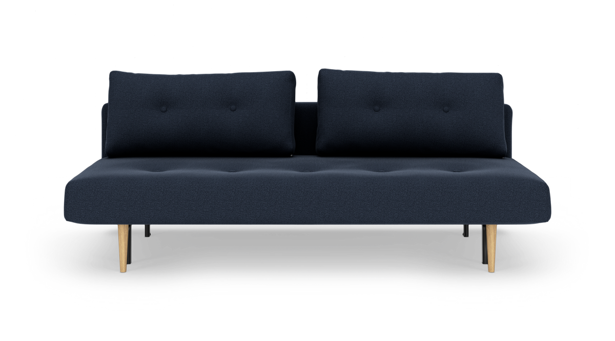 Mørkeblå moderne sofa med to ryghynder og lyse træben, frilagt på hvid baggrund.