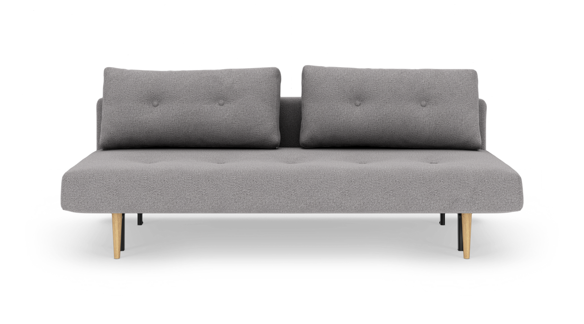 Grå moderne sofa med to ryghynder og træben, frilagt på hvid baggrund.